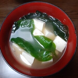 豆腐とつるむらさきワカメの味噌汁